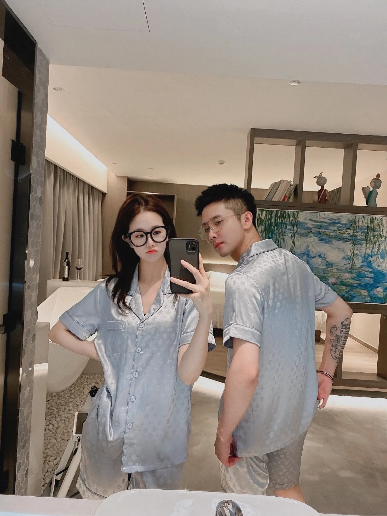 🅿️340 Croxin Home Clothes High-end Korean silk fabric is skin-friendly, soft and comfortable. Same style for men and women. Women's size: XS～M, men's size: M～XXXL